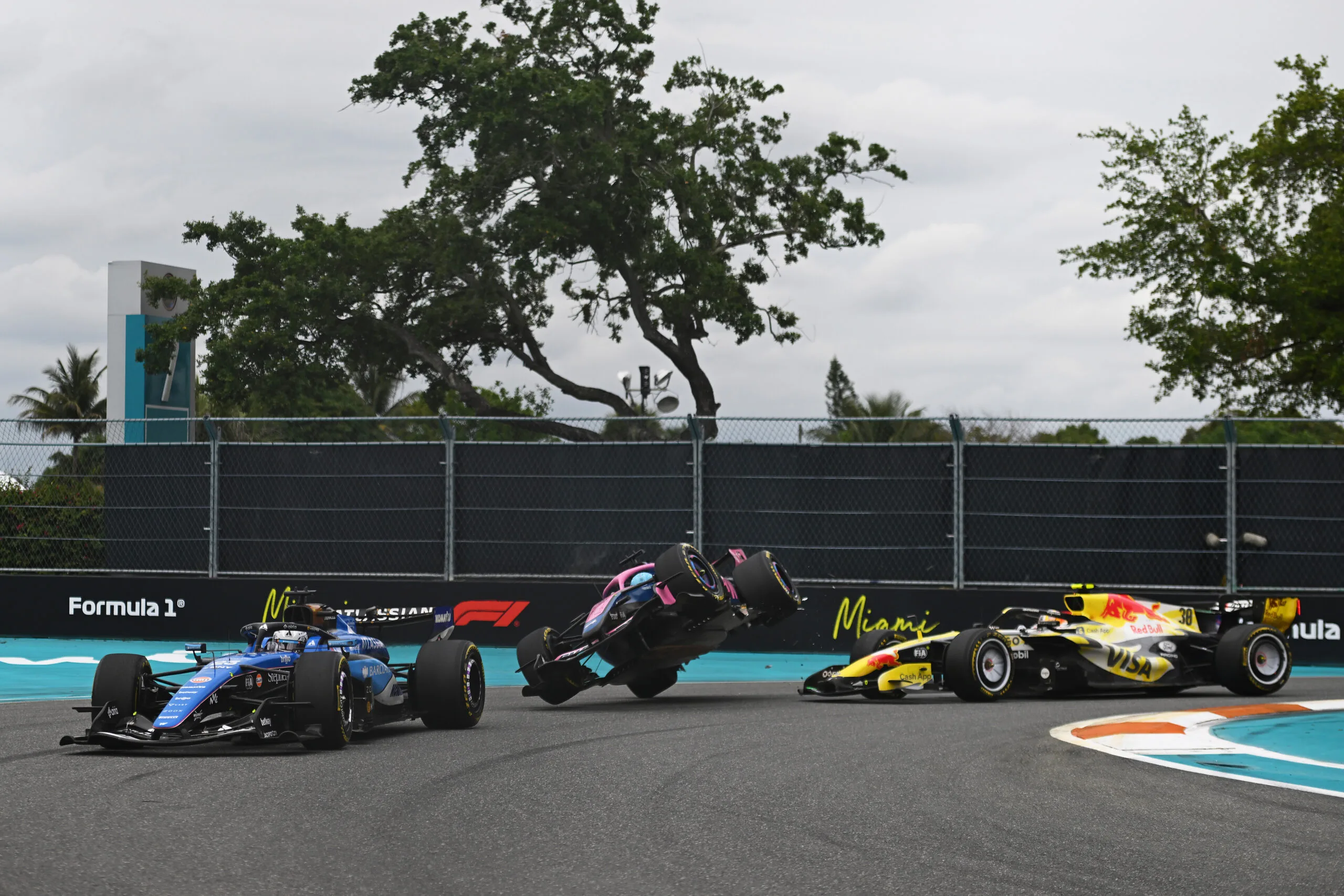 Liam Lawson wordt vrijgesproken na het omslaan van Pierre Gasly's Alpine tijdens de Grand Prix van Miami