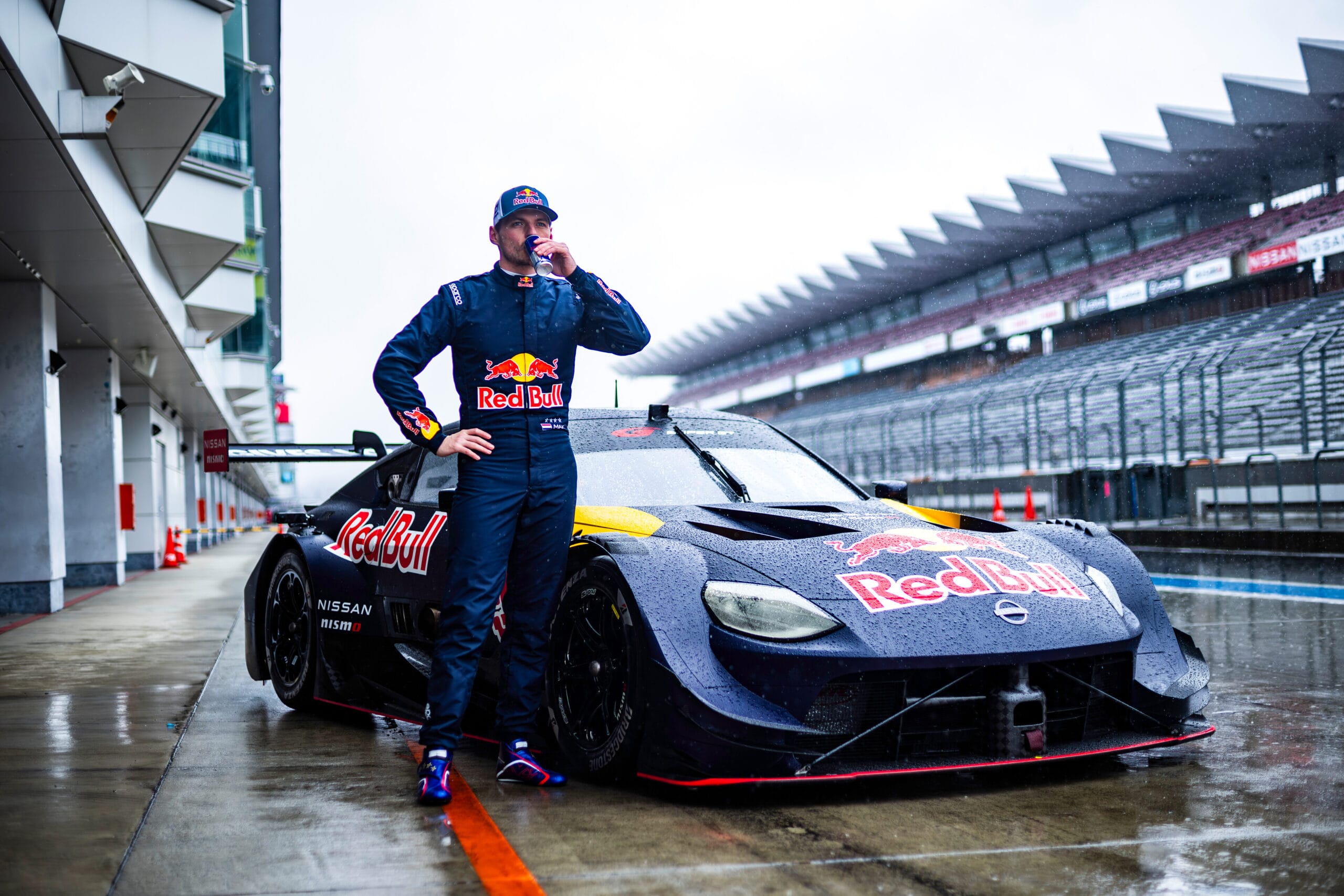 Max Verstappen rijdt een Super GT-auto op Fuji Speedway tijdens een regenachtige testdag voor Red Bull