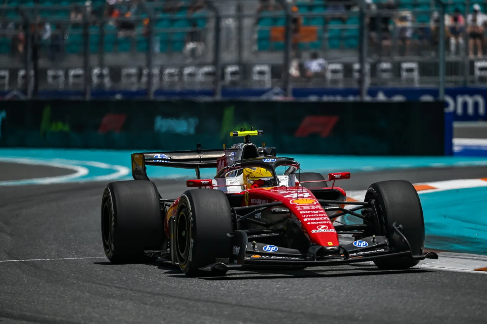 Lewis Hamilton rijdt met de Ferrari SF-26 tijdens de Grand Prix van Miami 2026