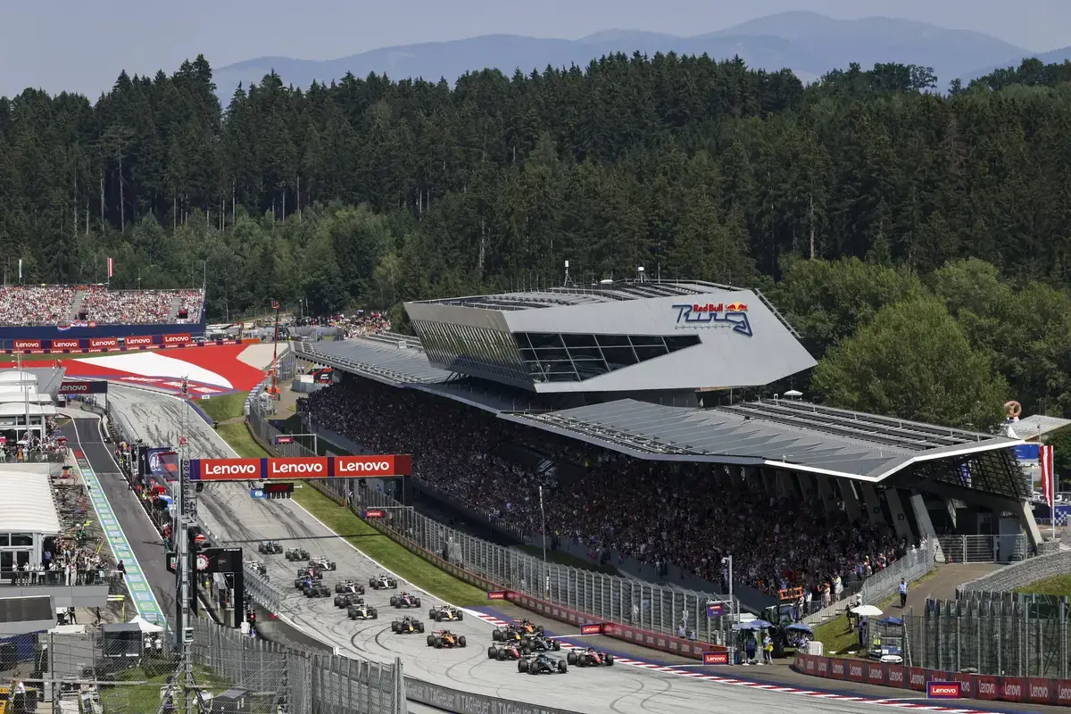 Russell wint GP Oostenrijk, Verstappen tweede na sterke aanval in slotfase