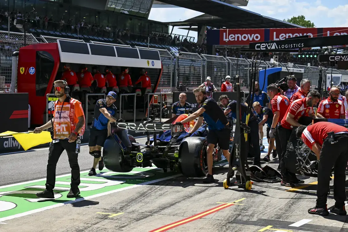 Red Bull legt uit waarom Verstappen twee keer stilstond in VT1 in Oostenrijk