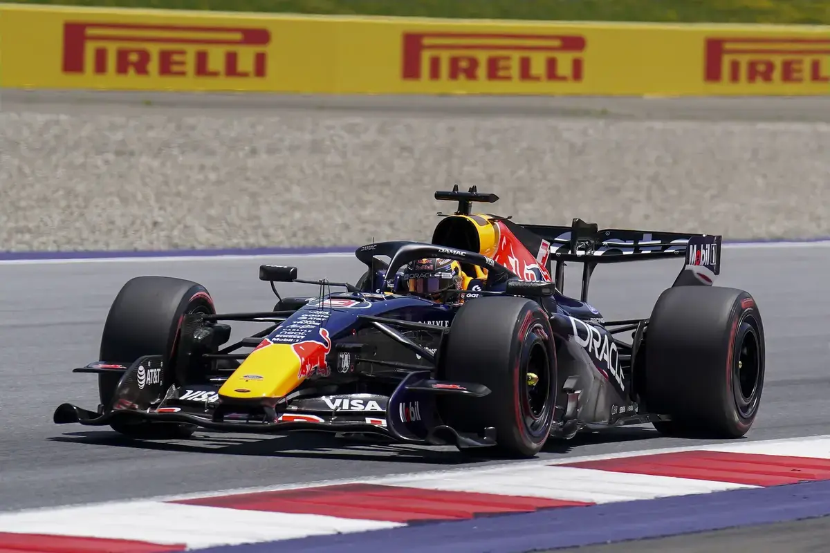 Red Bull vervangt bijna complete RB22 na zware crash Verstappen in Q3 Oostenrijk