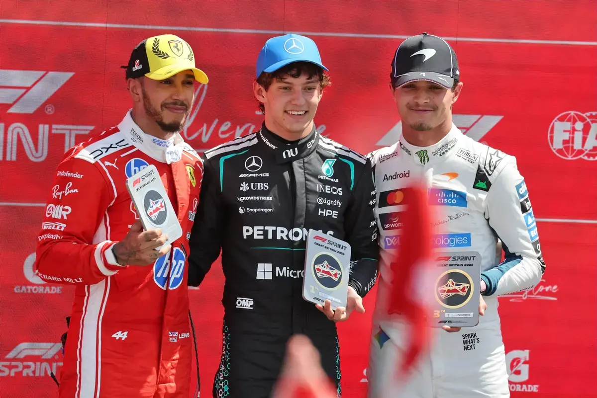Antonelli wint sprintrace Silverstone en verslaat Hamilton op eigen bodem