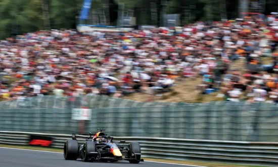 Red Bull verrast op Spa: Verstappen topt eerste training zonder Macarena-vleugel