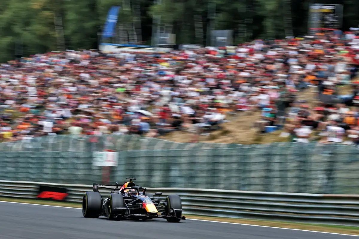 Red Bull verrast op Spa: Verstappen topt eerste training zonder Macarena-vleugel