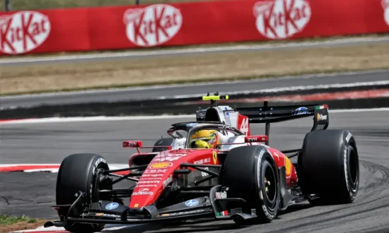 Hamilton snelste in VT1 Silverstone, Verstappen bijna een seconde achter Ferrari