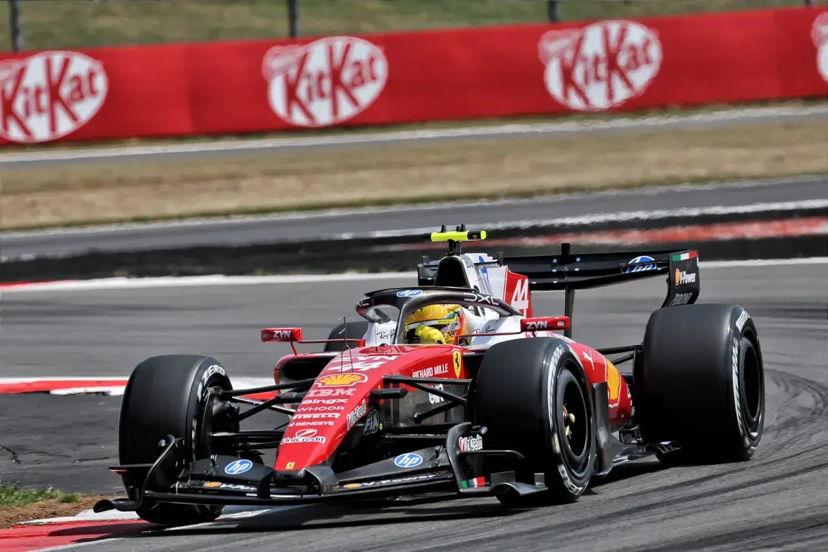 Hamilton snelste in VT1 Silverstone, Verstappen bijna een seconde achter Ferrari