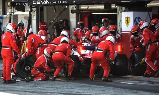 Ferrari krijgt boete na unsafe release, Hamilton behoudt vierde plaats