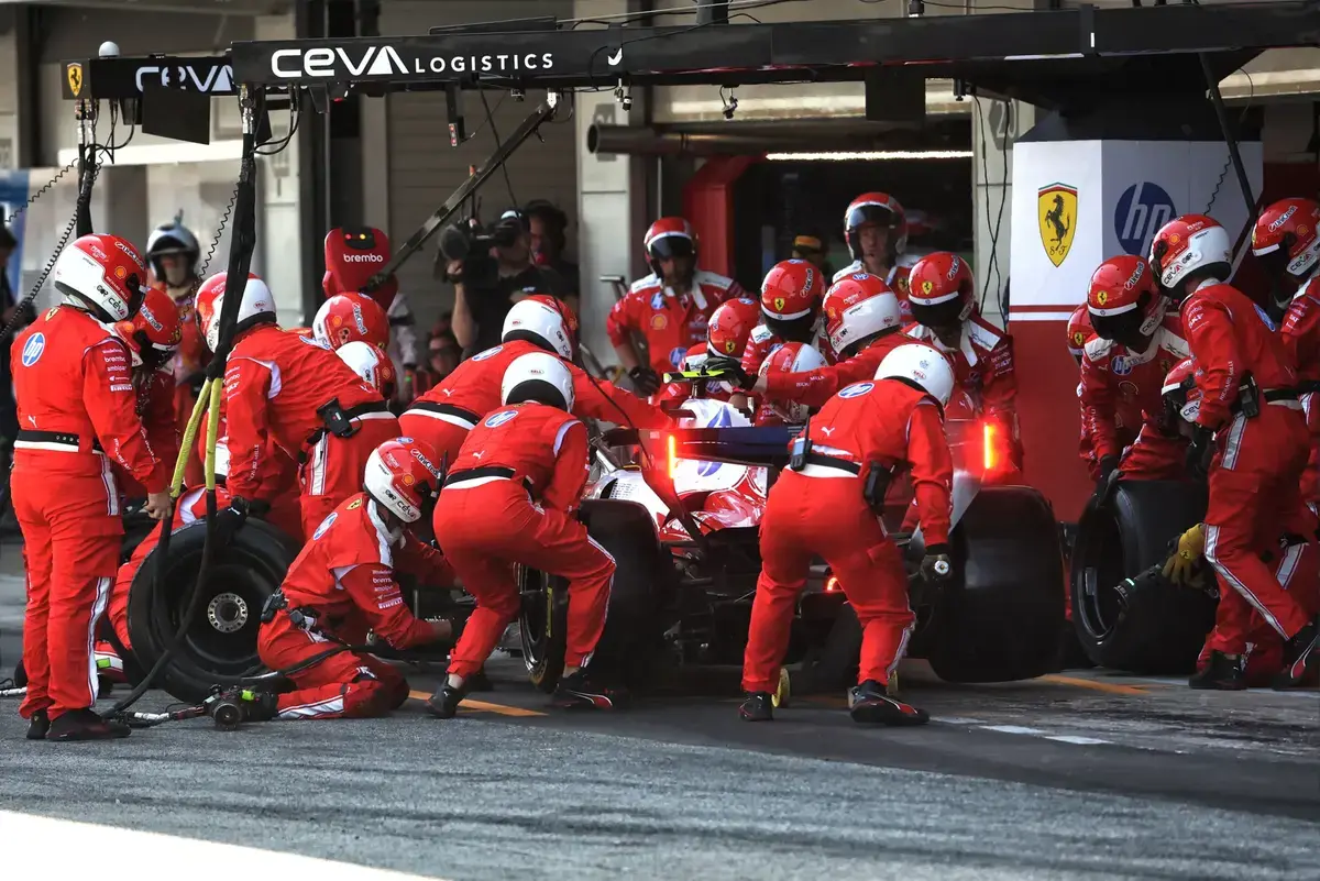 Ferrari krijgt boete na unsafe release, Hamilton behoudt vierde plaats