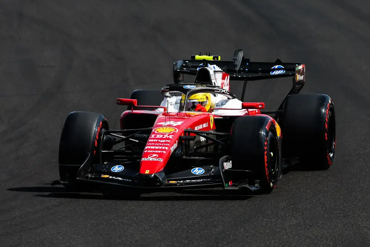 Hamilton krijgt vierde straf in drie raceweekenden na 0,1 km/h te snel in pitstraat