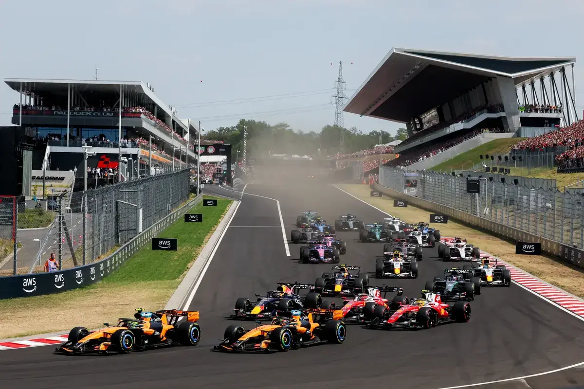 Norris wint GP Hongarije, Verstappen knap tweede na motorproblemen