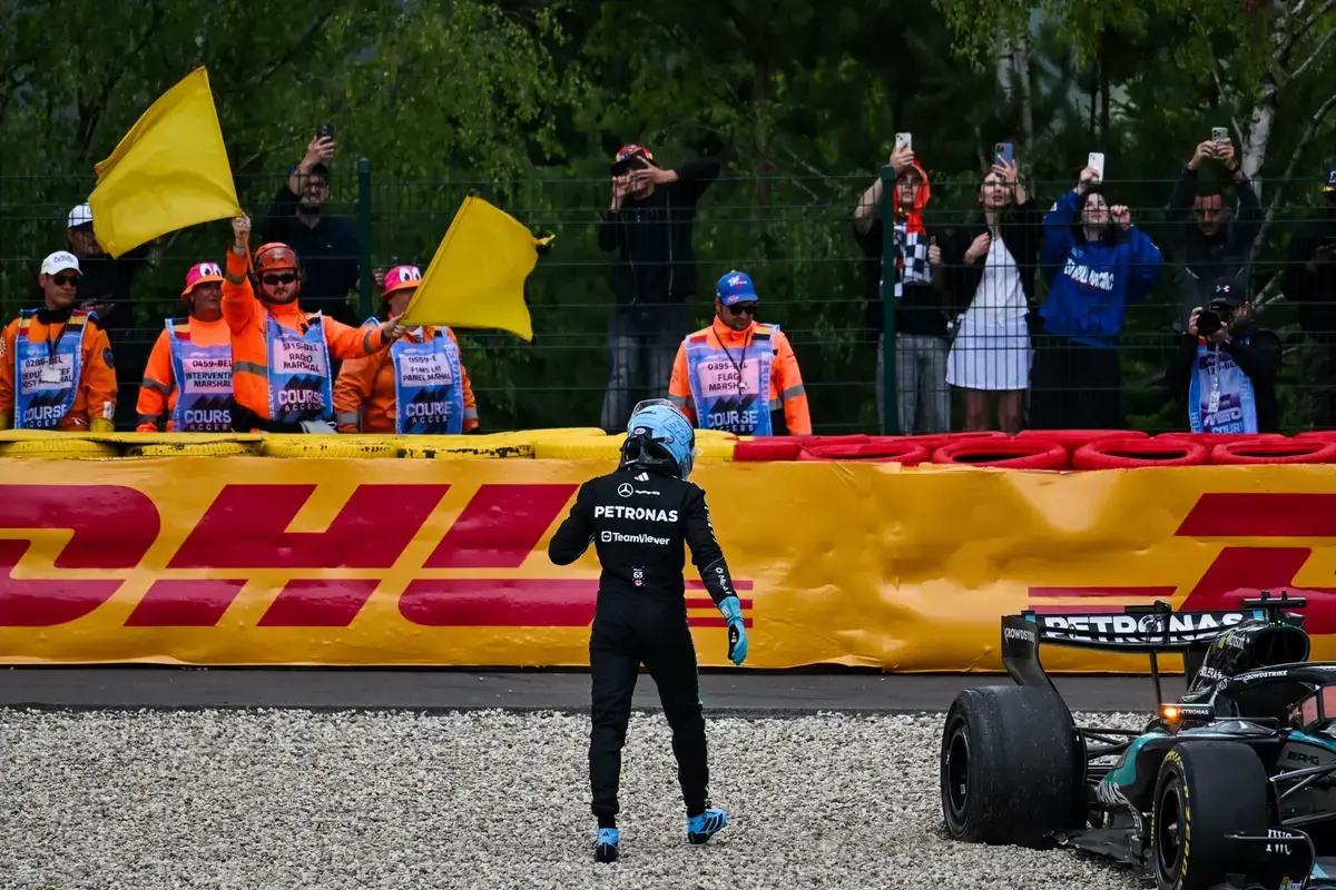 Russell haalt uit naar Mercedes: 'Elke dag iets nieuws'