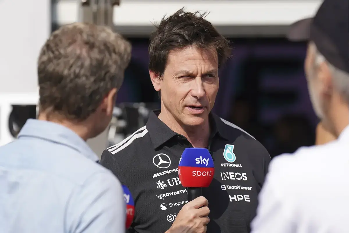 Wolff noemt engineers rivalen 'Teletubbies' na chaos met blauwe vlaggen