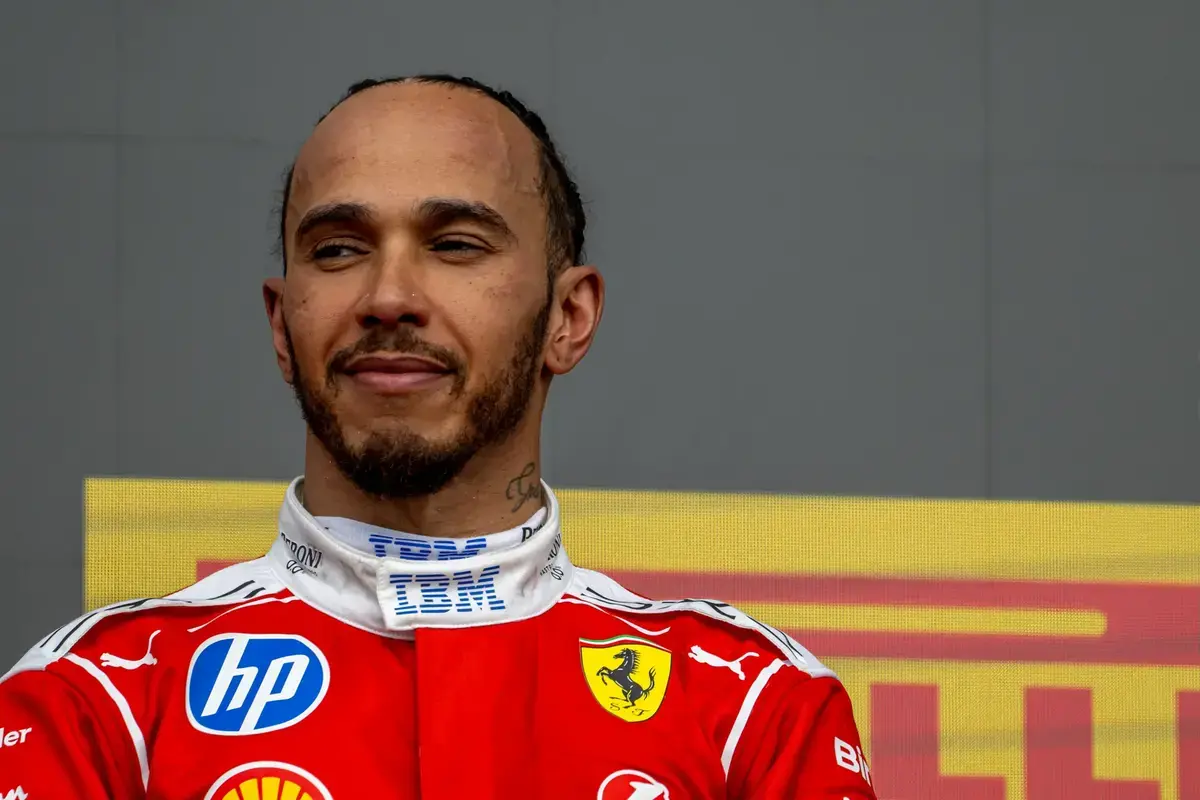 Hamilton verwacht gridstraffen voor Russell en Antonelli door motorproblemen Mercedes