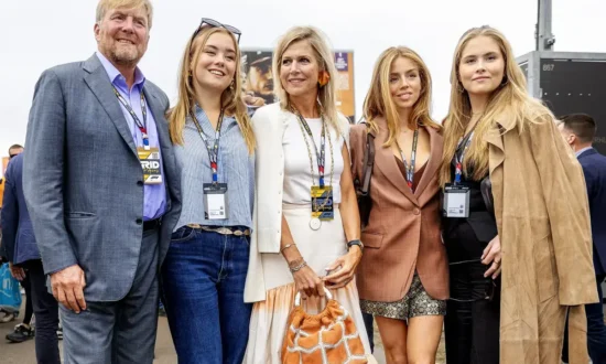 Koning Willem-Alexander reikt trofee uit bij laatste Dutch GP