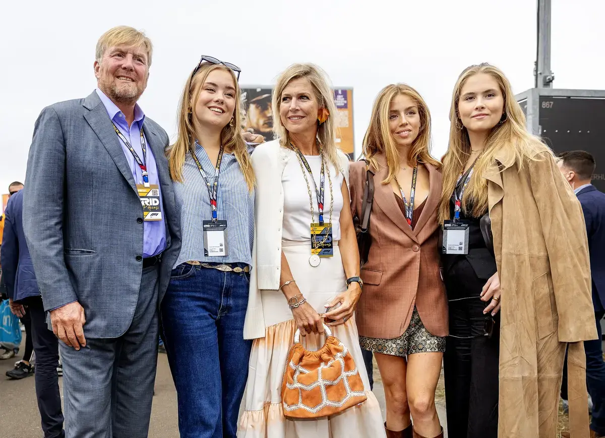 Koning Willem-Alexander reikt trofee uit bij laatste Dutch GP