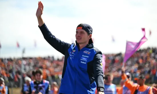 Verstappen neemt het op tegen honderd karters in ‘Max vs 100’ op Silverstone