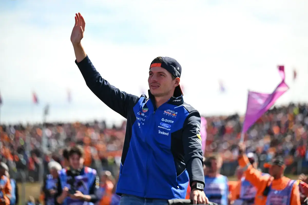 Verstappen neemt het op tegen honderd karters in 'Max vs 100' op Silverstone