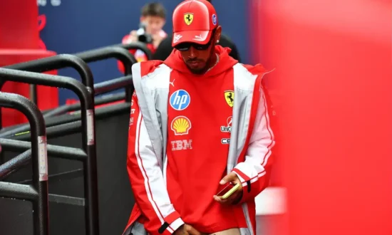 Hamilton relativeert discussie over Verstappen Red Bull contract en zijn plek in de geschiedenis