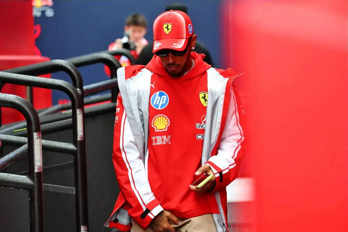 Hamilton relativeert discussie over Verstappen Red Bull contract en zijn plek in de geschiedenis