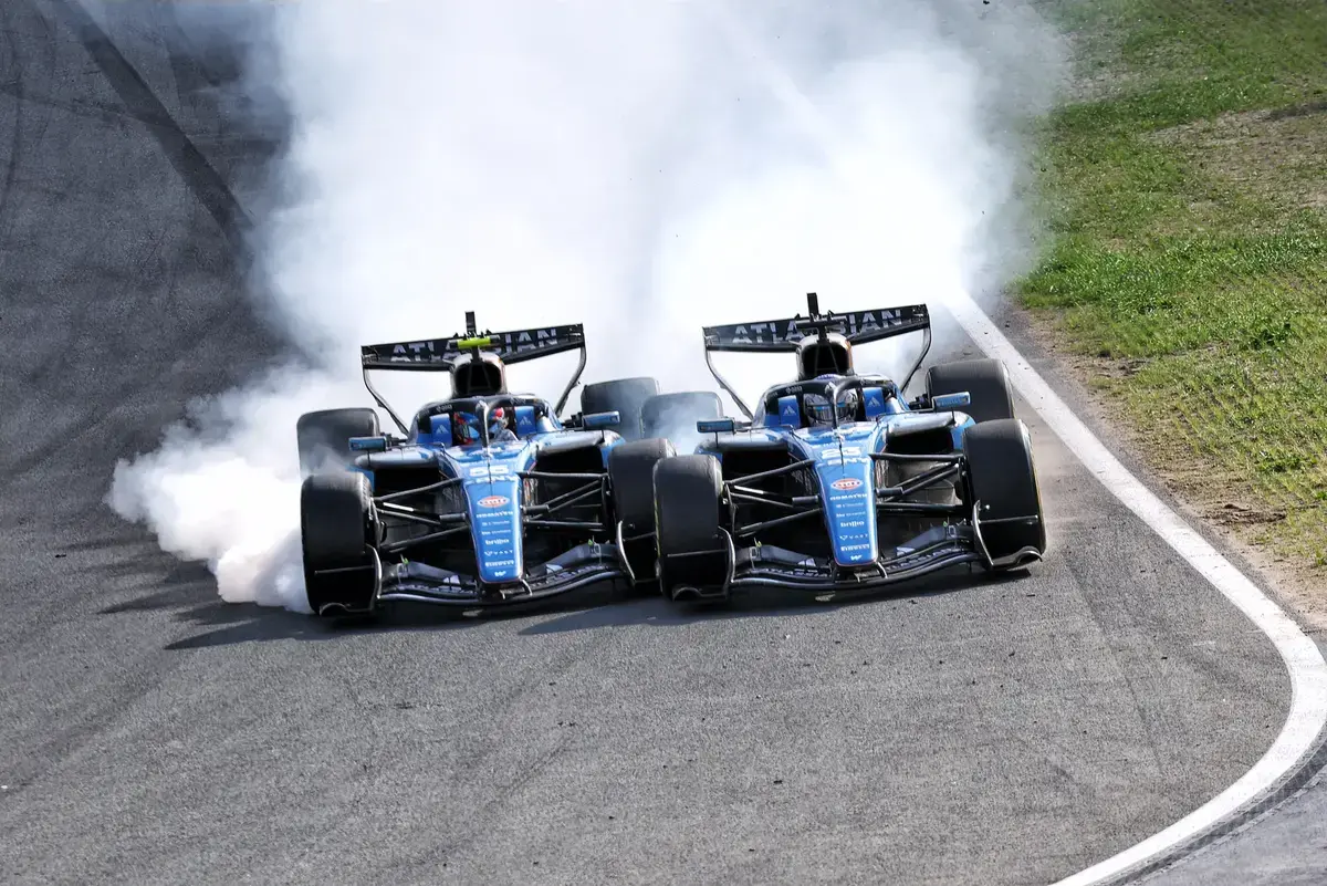 Albon reageert op aanvaring met Sainz: 'Carlos betaalde het ontbijt'