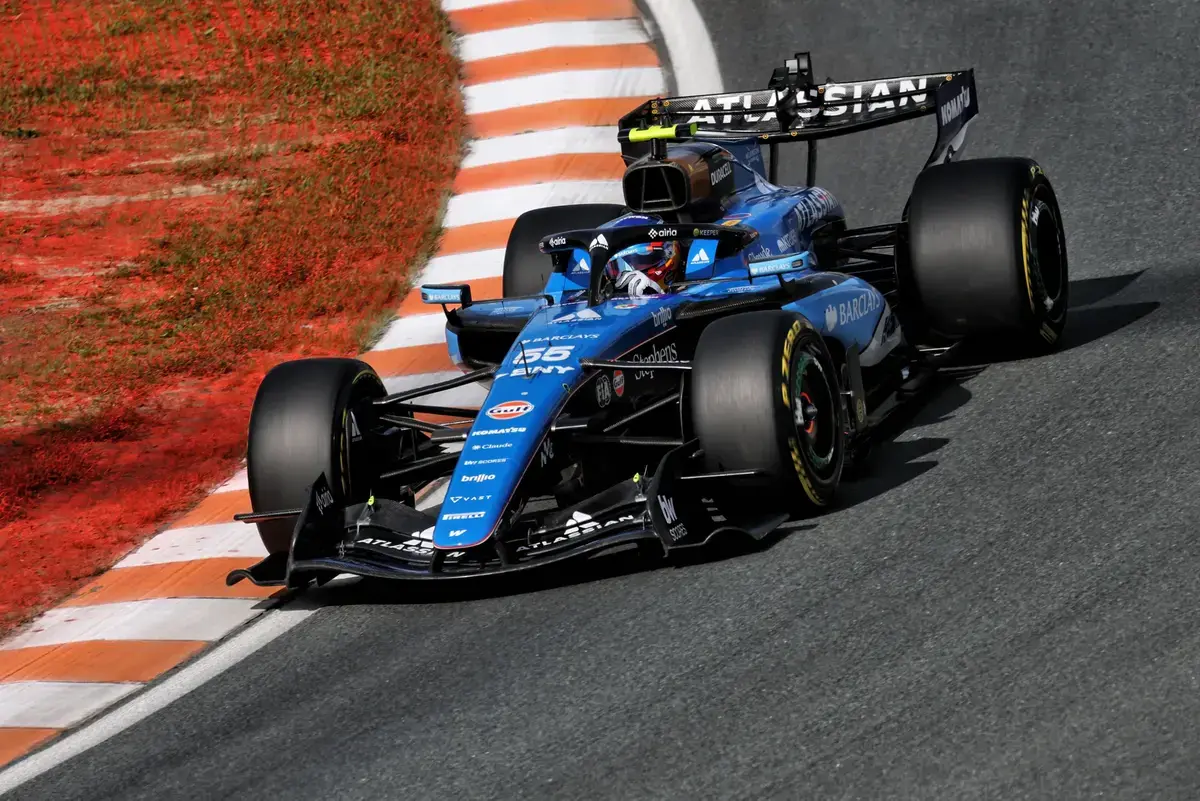 Net getekend bij Williams, en meteen op het matje: de lastige vrijdag van Carlos Sainz