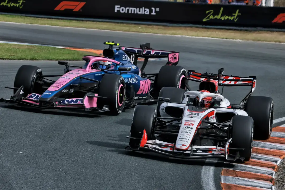 Ocon baalt van ‘oude regel’ na verloren inhaalactie op Albon in Zandvoort