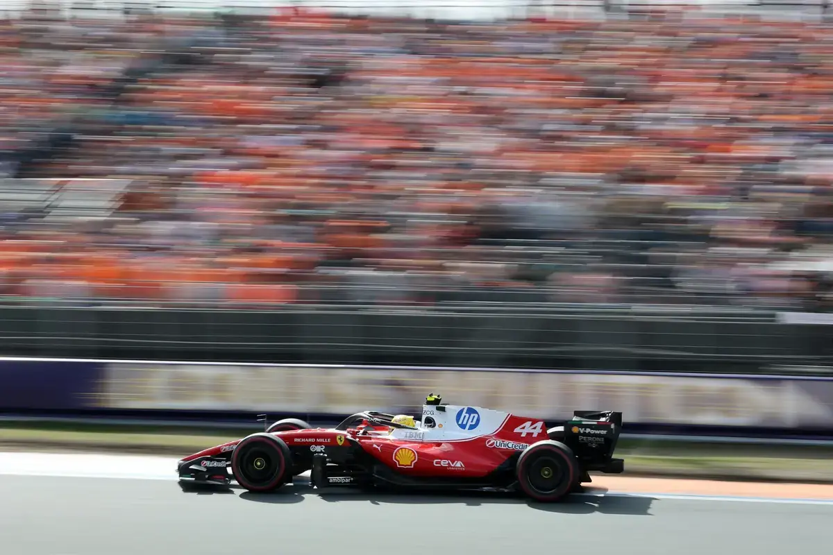 Hamilton over Ferrari-bandenprobleem in Zandvoort: 'Het is compleet gestoord'