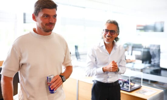 Verstappen legt uit waarom hij toch bij Red Bull tekende: ‘Mekies gaf de doorslag’