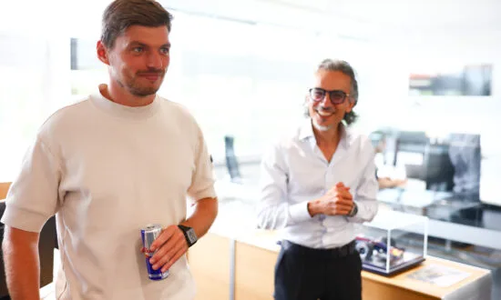 Verstappen legt uit waarom hij toch bij Red Bull tekende: ‘Mekies gaf de doorslag’