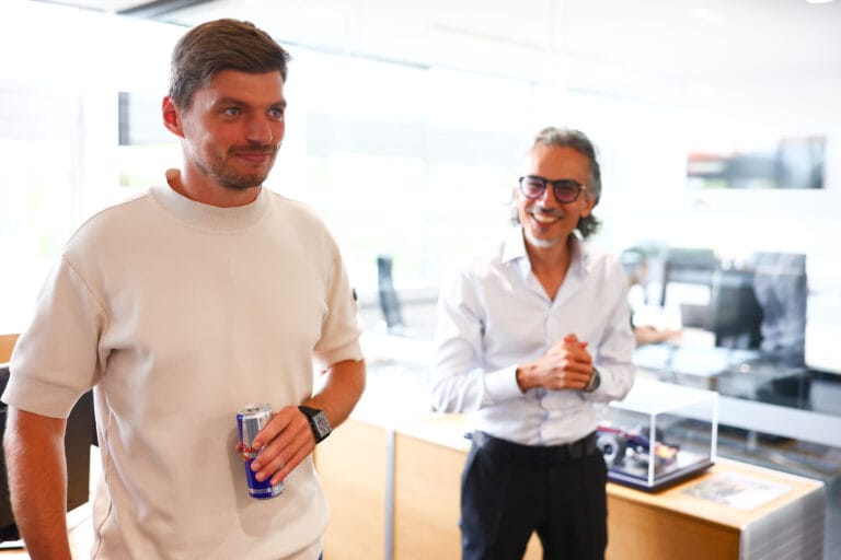 Verstappen legt uit waarom hij toch bij Red Bull tekende: ‘Mekies gaf de doorslag’
