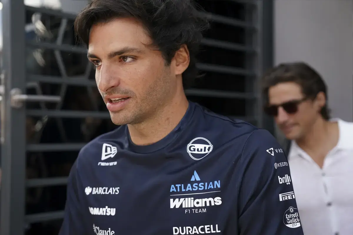 Carlos Sainz tekent nieuw contract bij Williams voor 2027