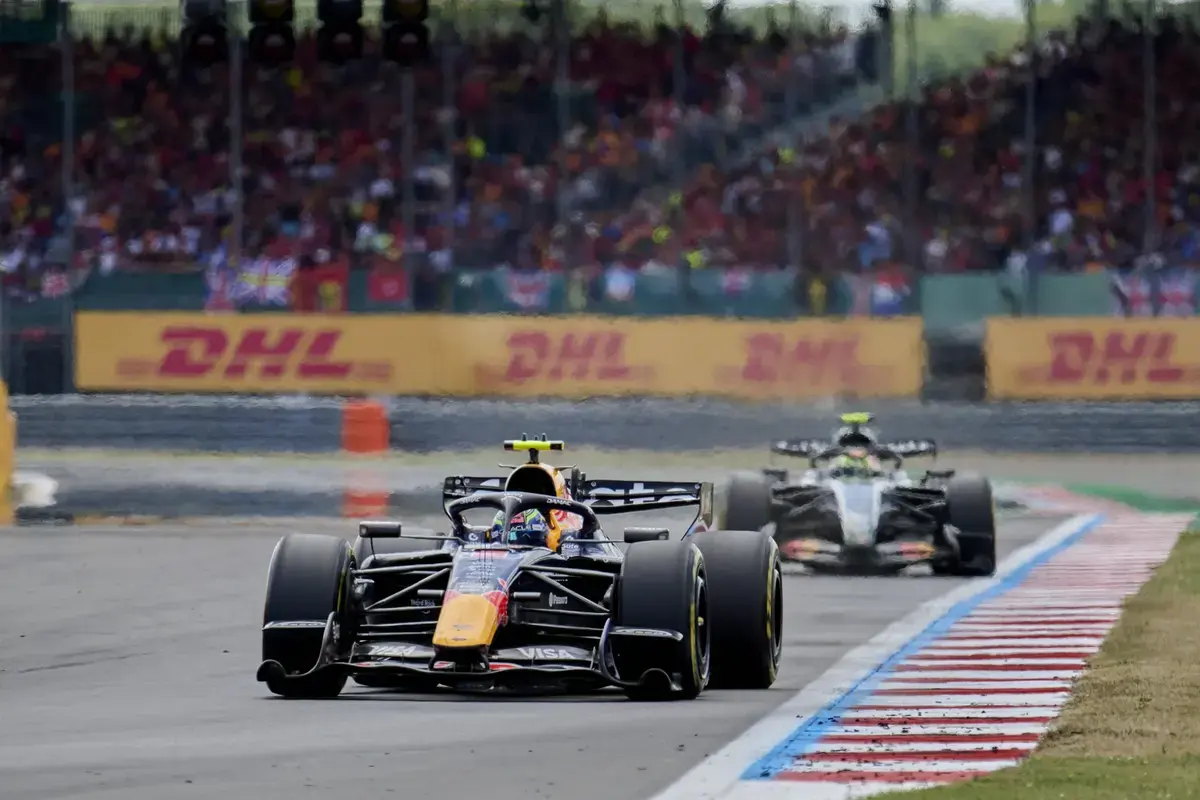Red Bull moest Macarena-vleugel aanpassen na twee crashes Verstappen