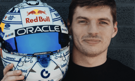 Verstappen onthult Delfts blauwe helm voor laatste Dutch GP