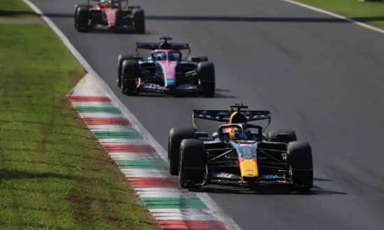 Verstappen bevestigt serieuze gesprekken met Mercedes en McLaren