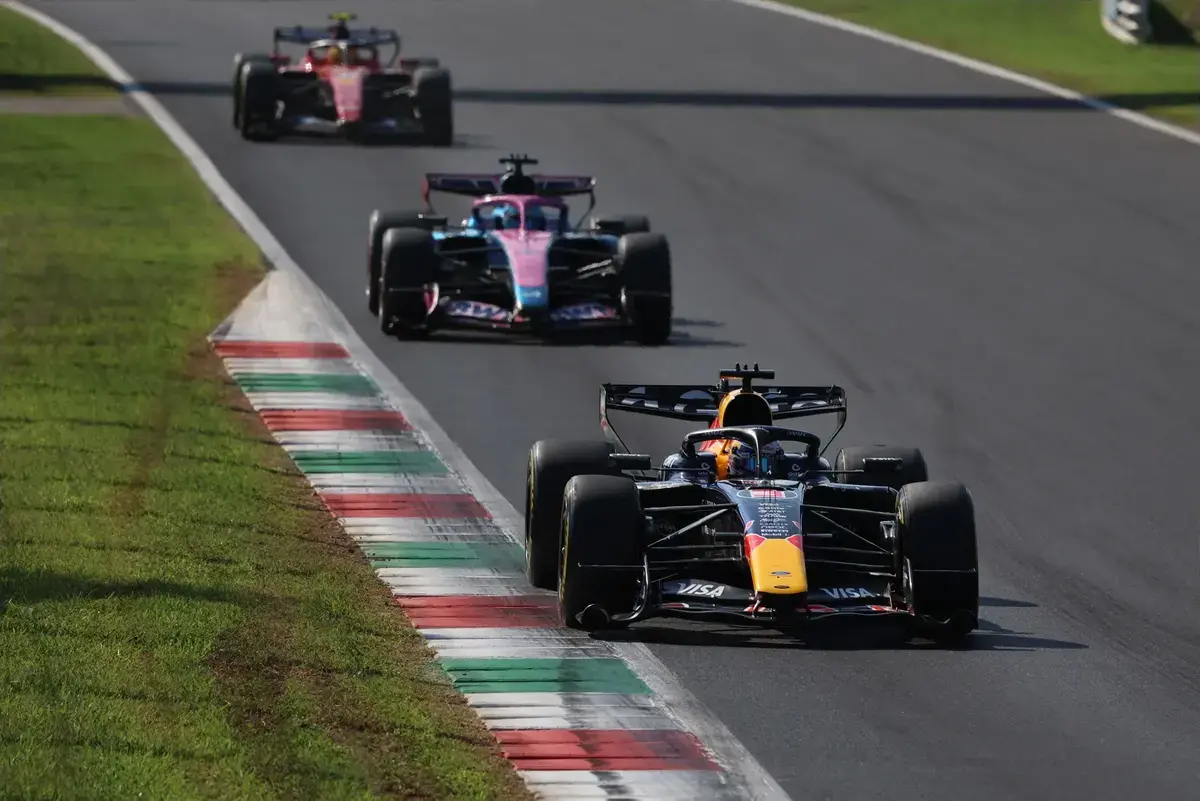Verstappen bevestigt serieuze gesprekken met Mercedes en McLaren