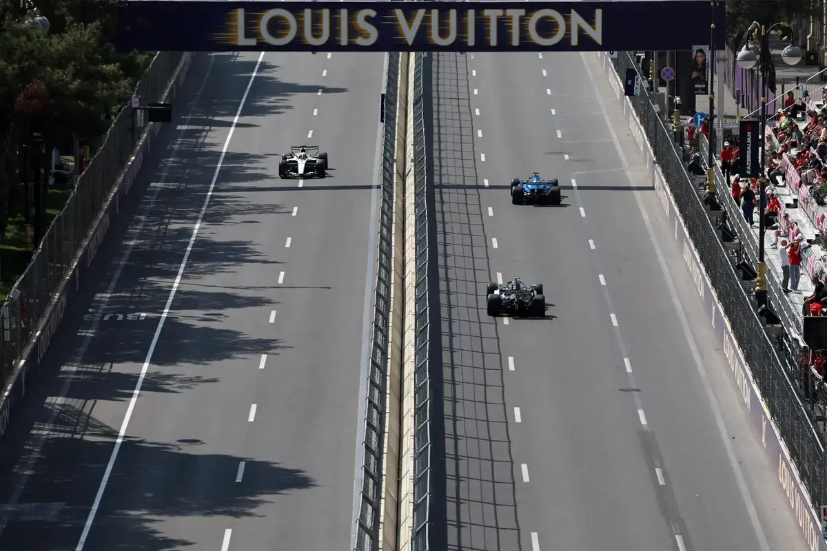 Albon crasht in Baku, safety car wist voorsprong Russell uit