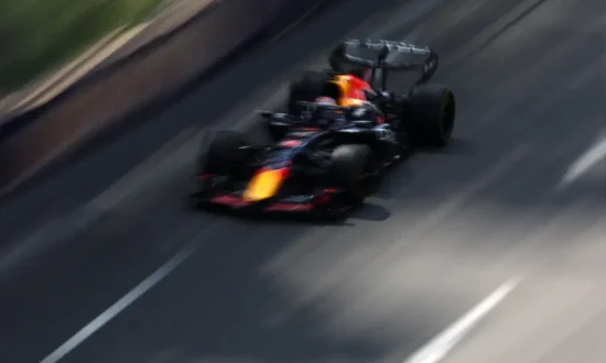 Verstappen wijst na tegenvallende kwalificatie in Baku naar vermogensverschil met Hadjar