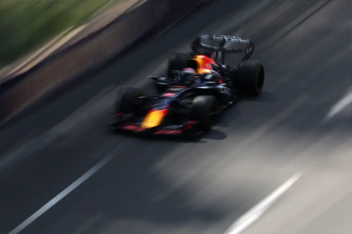 Verstappen wijst na tegenvallende kwalificatie in Baku naar vermogensverschil met Hadjar