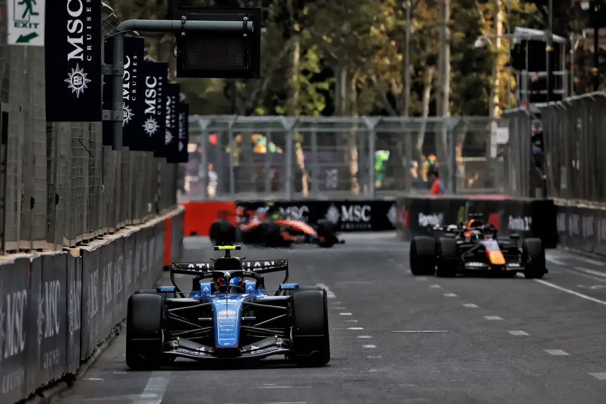 Van P9 naar P14: gridstraf voor Sainz na gele vlag in Baku