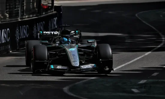 Uitslag VT2 Azerbaijan GP 2026: Russell snelste, Antonelli mist begin sessie na motorwissel