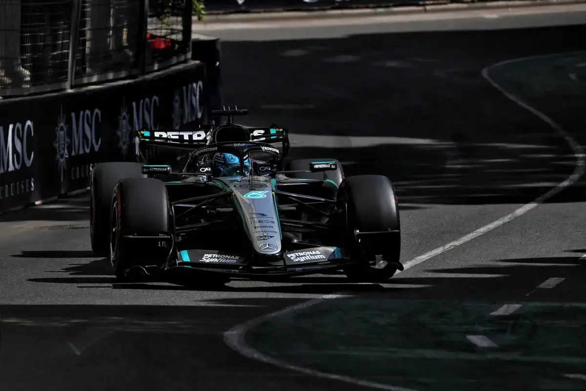 Uitslag VT2 Azerbaijan GP 2026: Russell snelste, Antonelli mist begin sessie na motorwissel