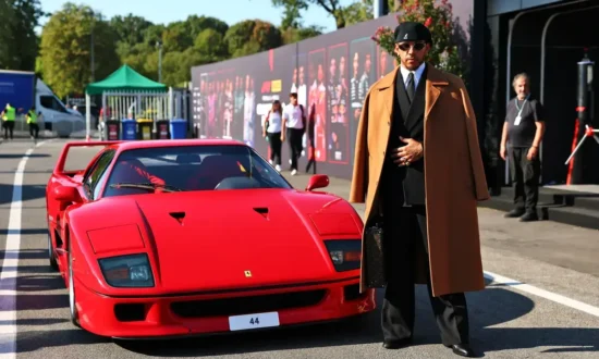 Hamilton komt aan op Monza in Ferrari F40 die dertig jaar stof verzamelde