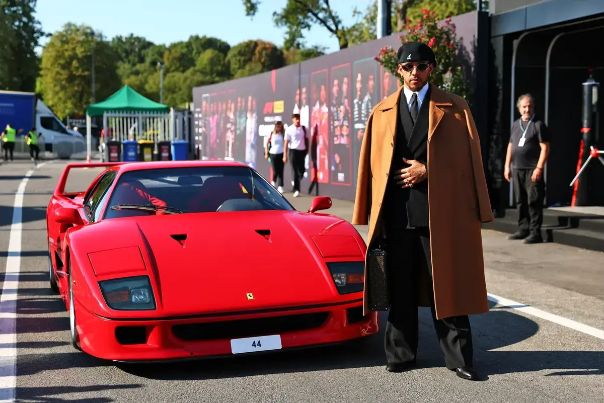 Hamilton komt aan op Monza in Ferrari F40 die dertig jaar stof verzamelde