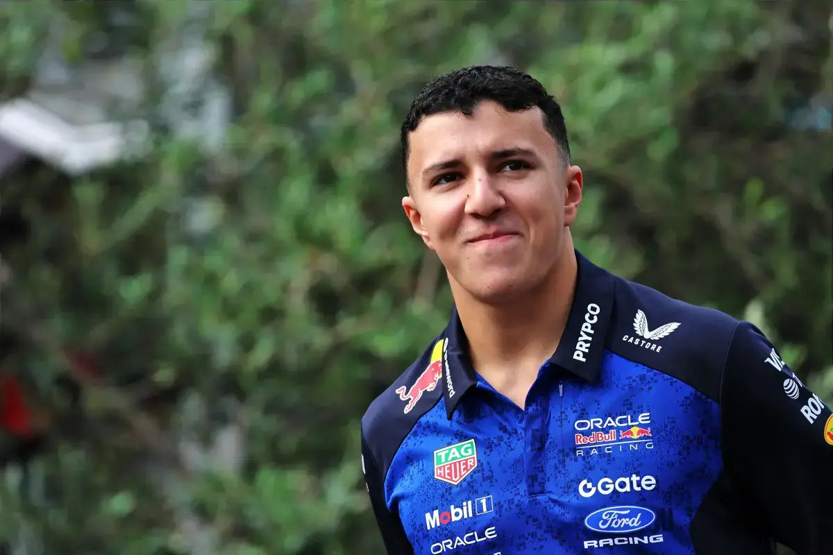 Hadjar wijst Red Bull-restricties af na polsblessure: 'Ik ben geen vijf jaar oud'