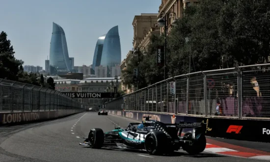 Uitslag VT1 Azerbaijan GP: Russell snelste dankzij tow van Alonso