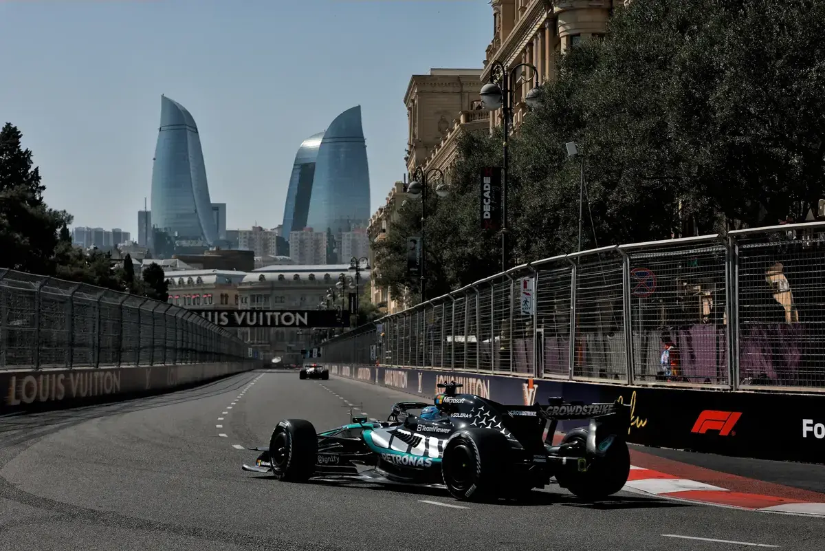 Uitslag VT1 Azerbaijan GP: Russell snelste dankzij tow van Alonso