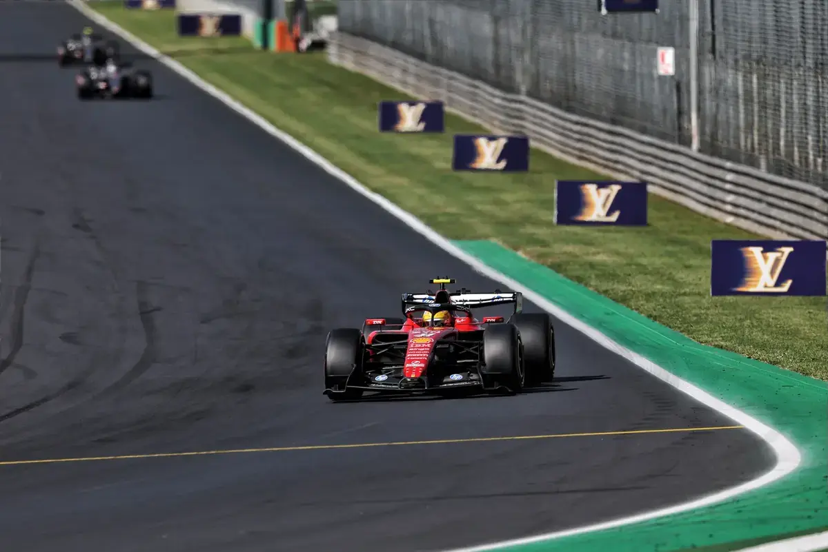 Hamilton: titelkansen bij Ferrari worden 'dimmer' zonder voorrang op Leclerc