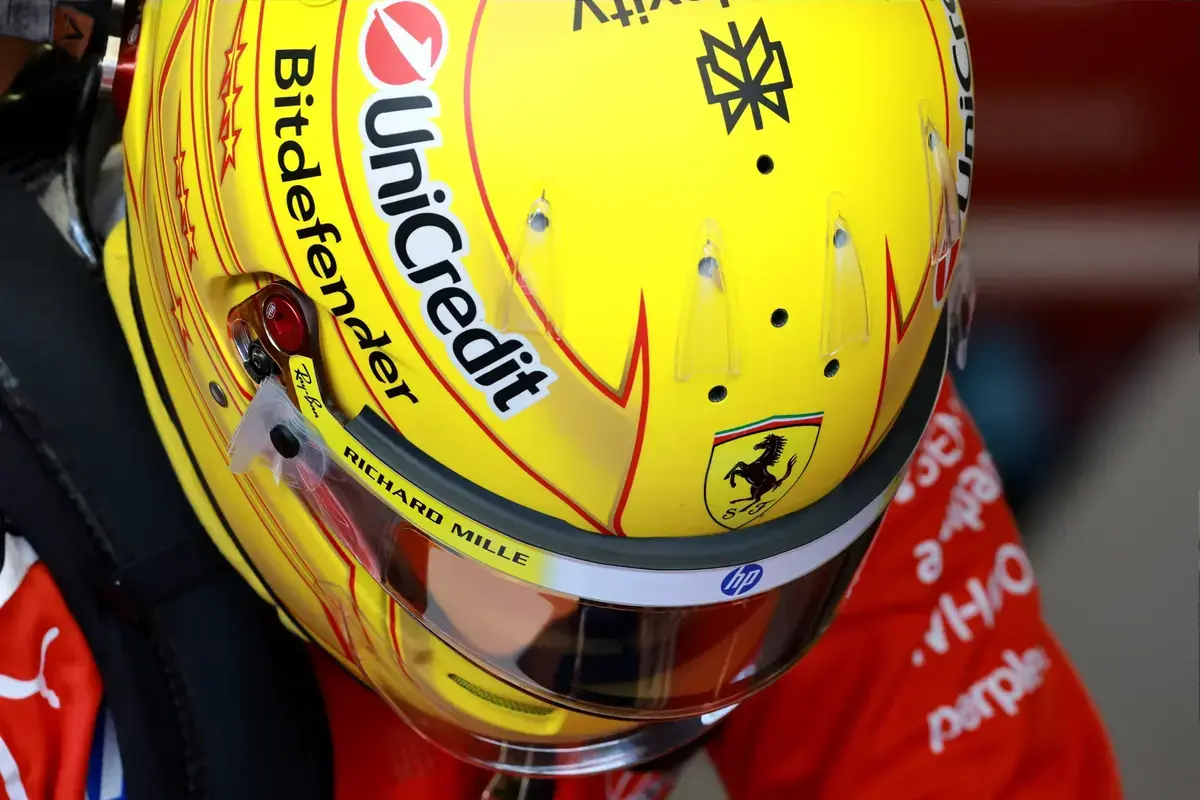 Hamilton over Ferrari-strategie: 'Ik sleepte Charles de hele tijd mee'