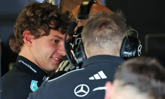 Rokende Mercedes zet WK-leider Antonelli al vroeg aan de kant